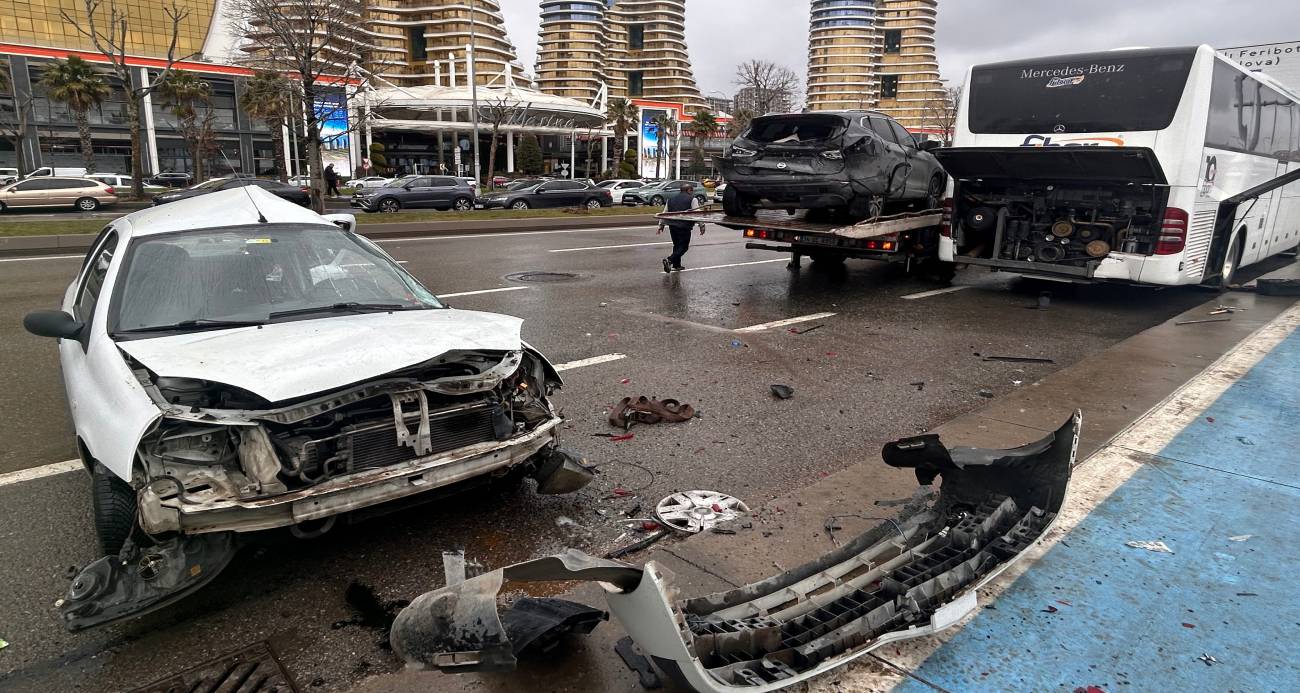 Kartal Sahili’nde zincirleme kaza: 1’i ağır 3 yaralı