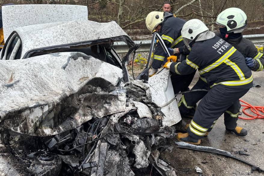Isparta-Antalya kara yolunda feci kaza: 2 ölü, 4 yaralı