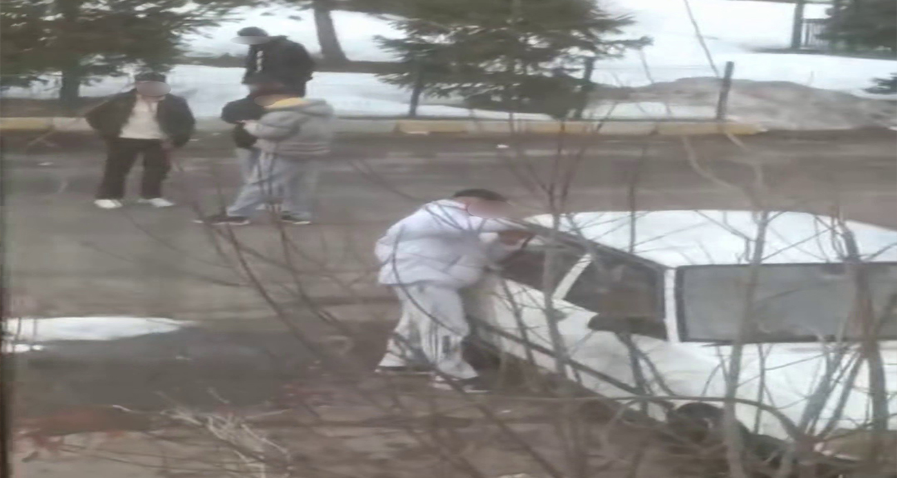 Erzurum’un Yıldızkent bölgesinde bugün yaşanan olay "bu kadarına da pes" dedirtti. İddiaya göre birkaç genç, çevreyi dikkatlice gözetledikten sonra bir aracın kapısını tornavidayla zorlayarak açmaya çalıştı.