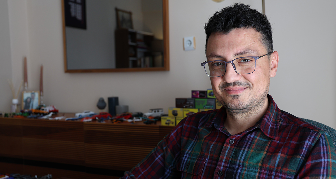 Elazığ’lı öğretmen 16 yılda bin 500 model araba topladı