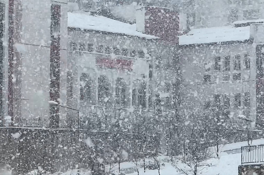 Hakkari ve Yüksekova’da eğitime kar engeli