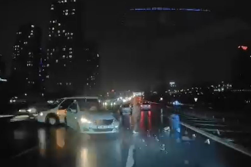 TEM otoyolunda iki aracın çarpışma anı kamerada