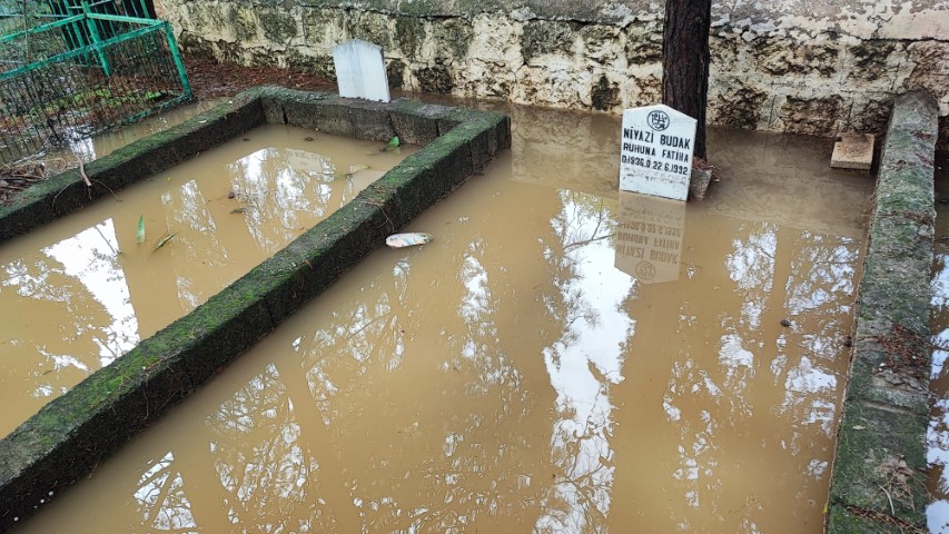 Adana’da mezarlık sular altında kaldı, vatandaşlar mezara poşetle girdi