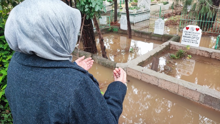 Adana’da mezarlık sular altında kaldı, vatandaşlar mezara poşetle girdi