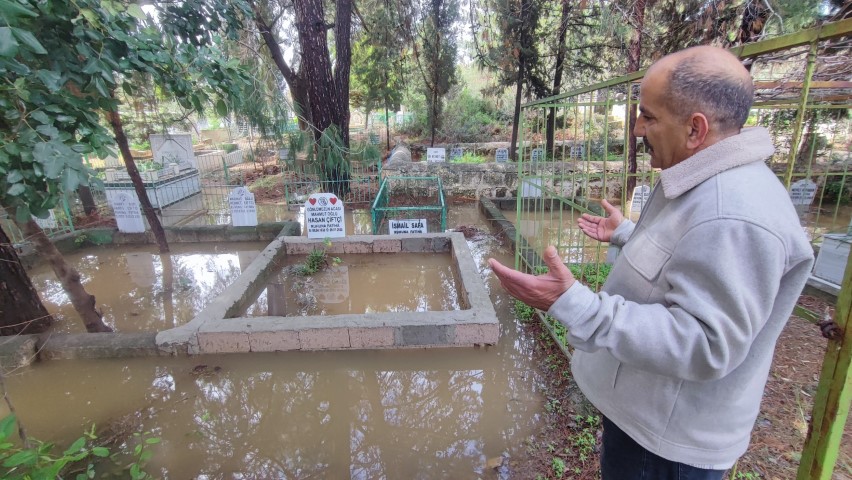 Adana’da mezarlık sular altında kaldı, vatandaşlar mezara poşetle girdi