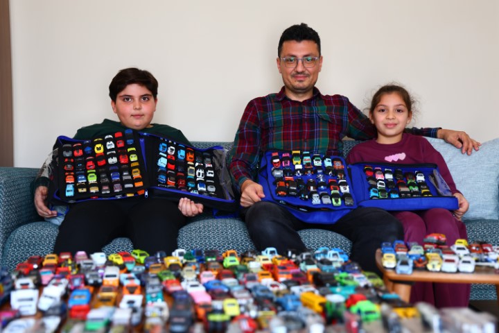 Elazığ’lı öğretmen 16 yılda bin 500 model araba topladı