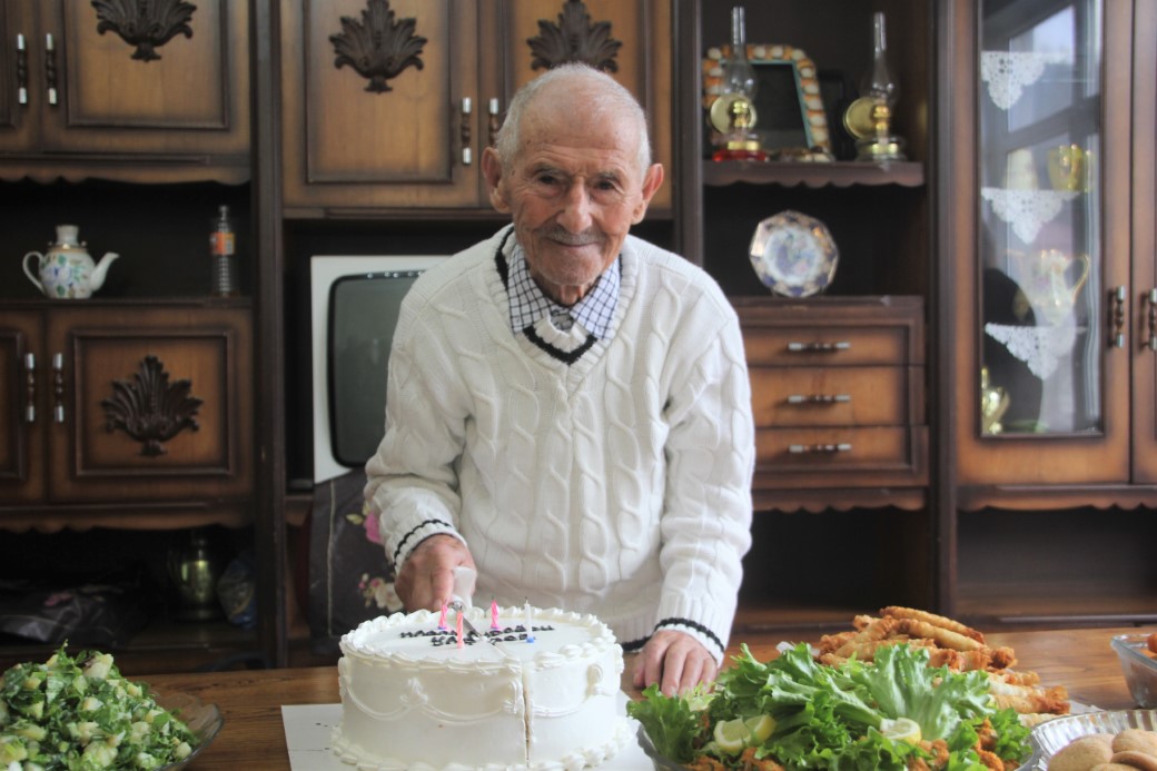 Asırlık dede, 102’nci yaşını pasta keserek karşıladı: 