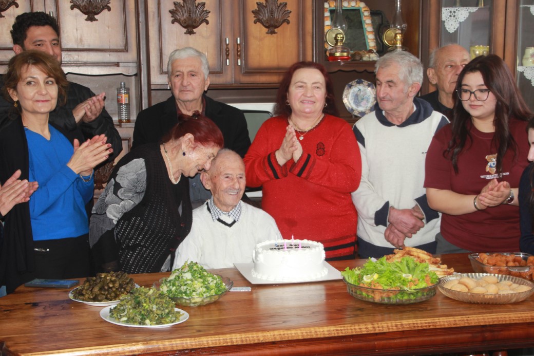 Asırlık dede, 102’nci yaşını pasta keserek karşıladı: 