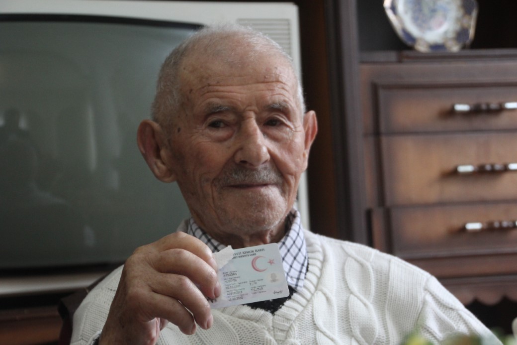 Asırlık dede, 102’nci yaşını pasta keserek karşıladı: 