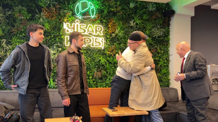 Almanya’da iki genç müslümanlığı araştırıp İslamiyeti seçtiler