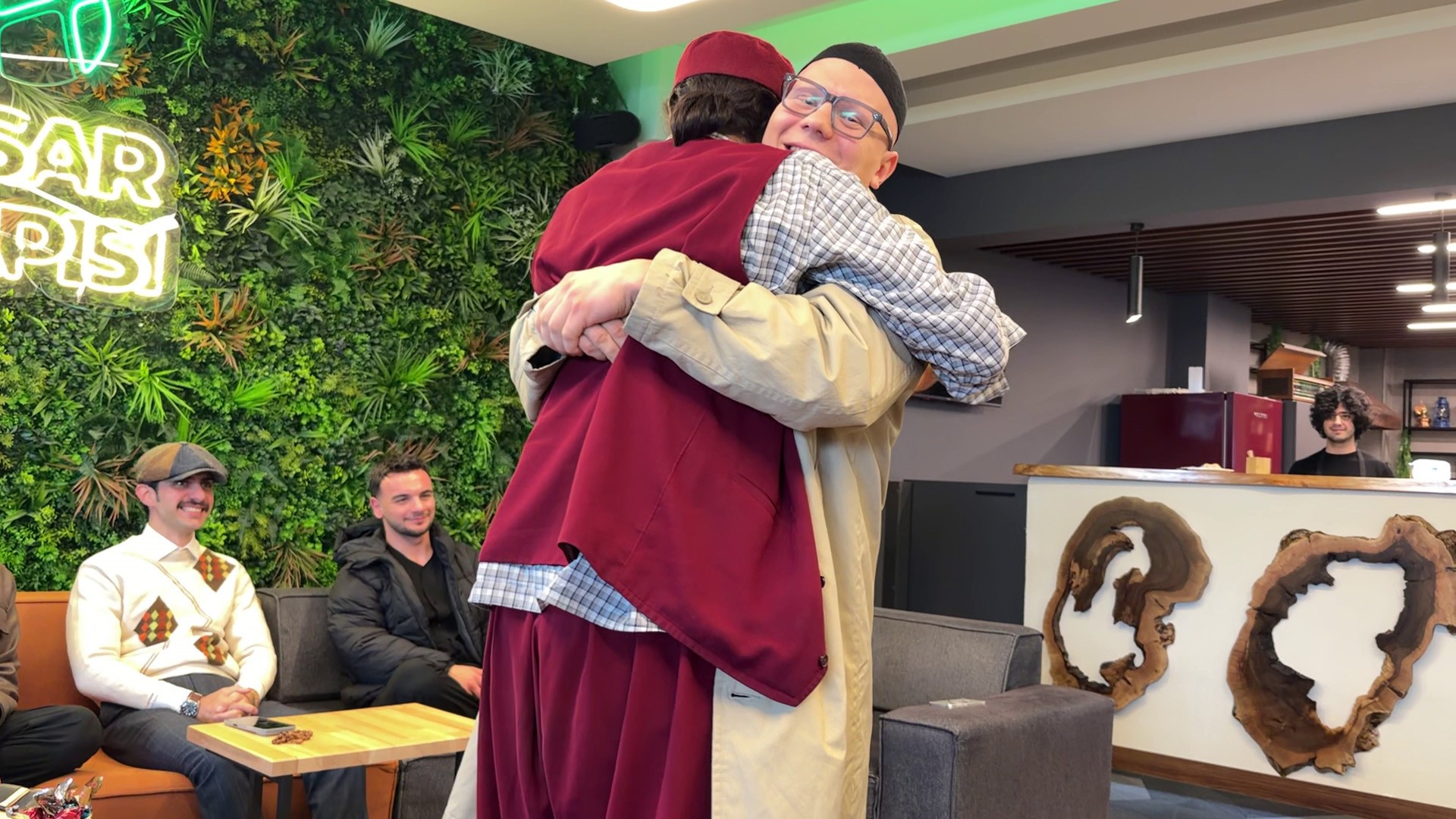 Almanya’da iki genç müslümanlığı araştırıp İslamiyeti seçtiler