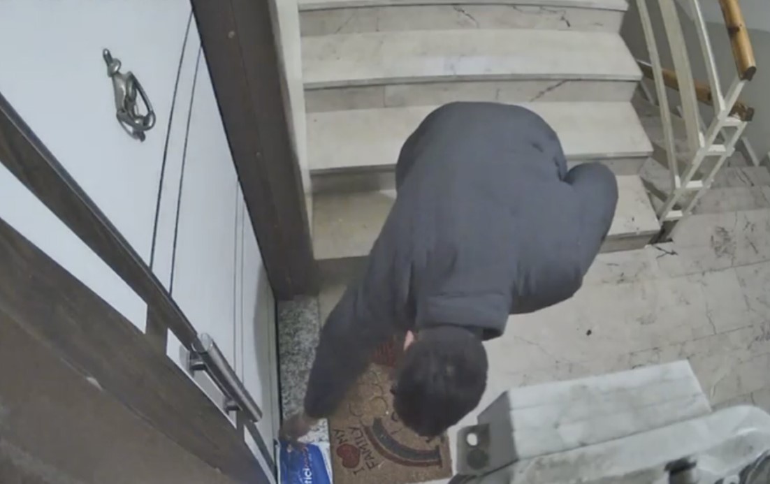 Kapı kapı para topladı, gözü kargoda kaldı: Güvenlik kamerası hırsızlığa engel oldu