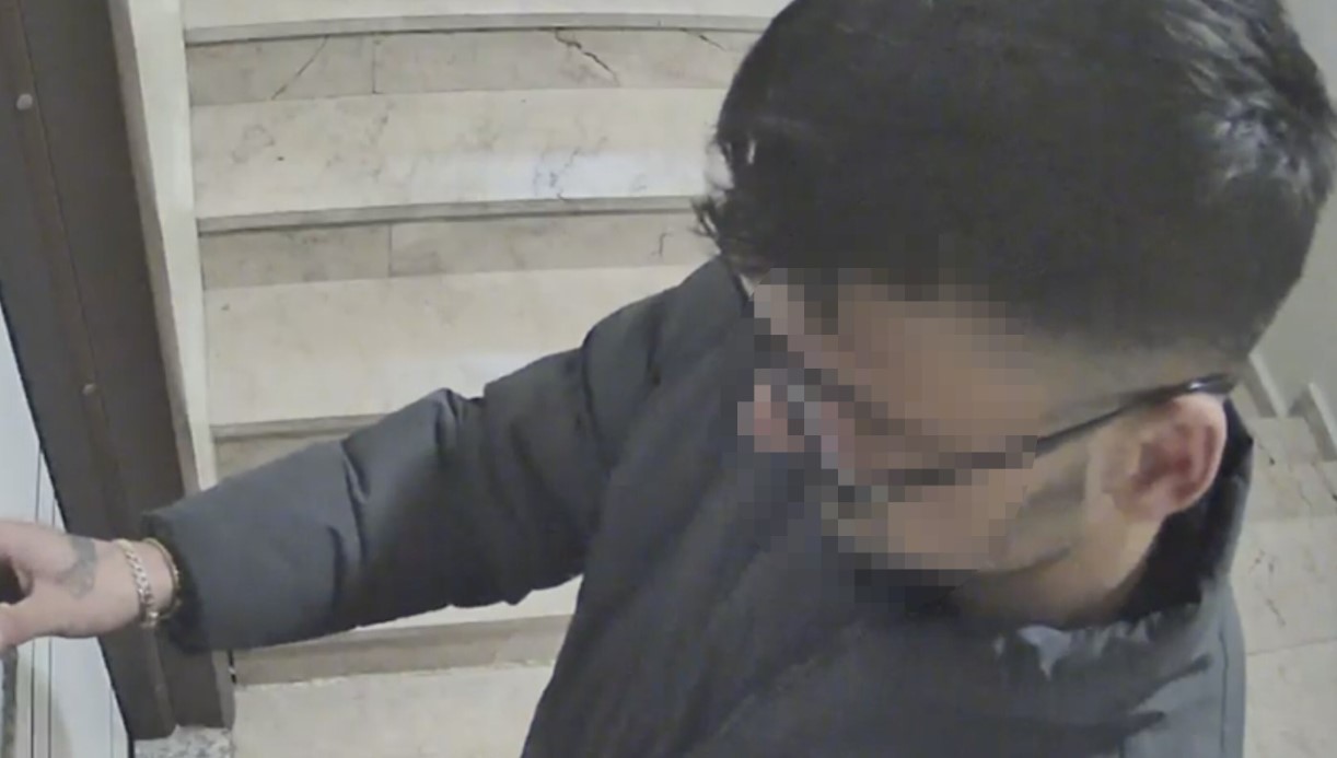 Kapı kapı para topladı, gözü kargoda kaldı: Güvenlik kamerası hırsızlığa engel oldu