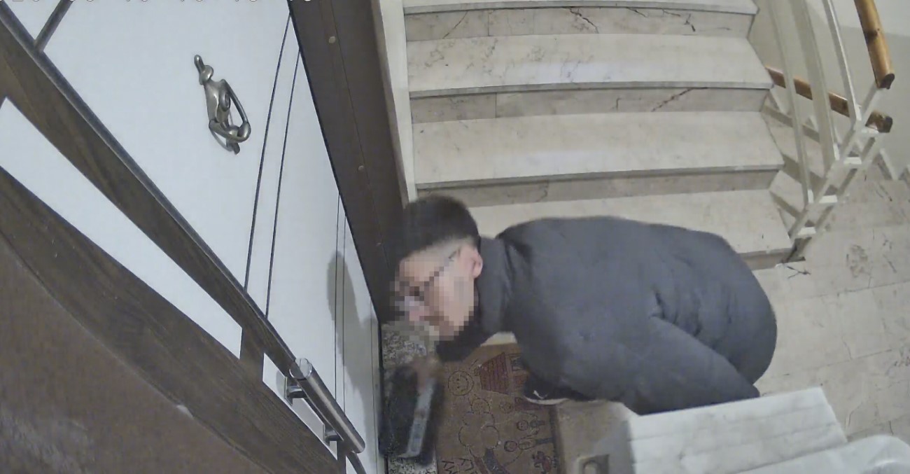 Kapı kapı para topladı, gözü kargoda kaldı: Güvenlik kamerası hırsızlığa engel oldu