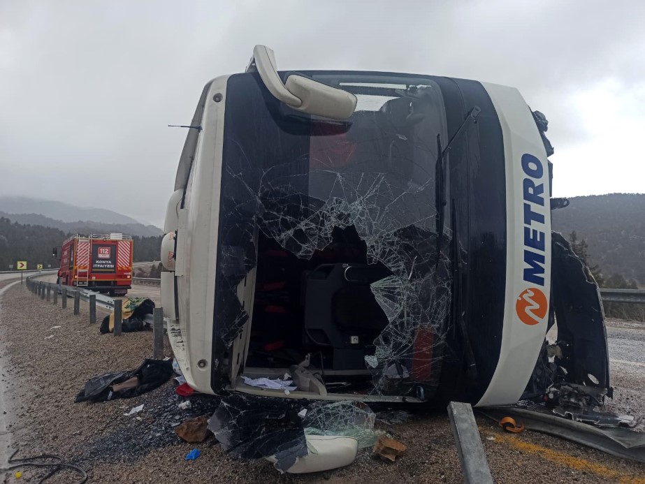 Konya’da yolcu otobüsü devrildi: 15 yaralı