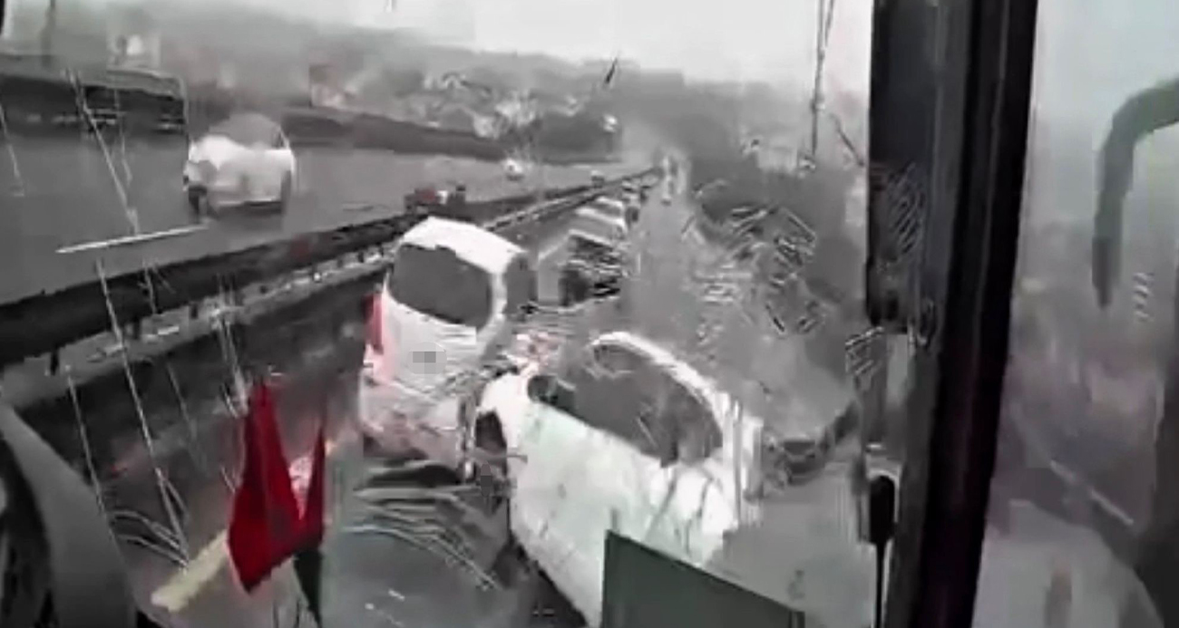 TEM Otoyolu İzmit geçişinde 8 kişinin yaralandığı kaza, otobüs kamerasına saniye saniye yansıdı. Yolun kapandığını gören onlarca sürücü, TEM Otoyolu’nda ters giderek adeta ölüme davetiye çıkardı.