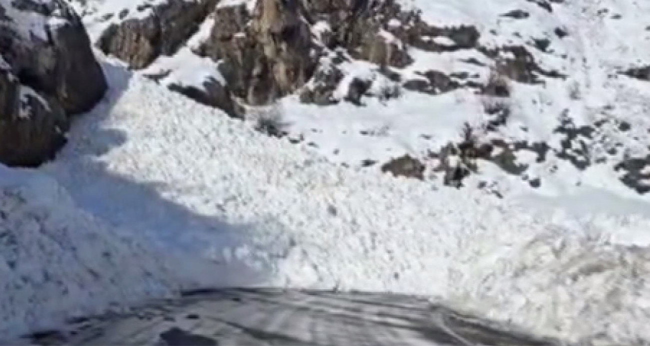 Şırnak-Hakkari kara yolu, çığ düşmesi sonucu ulaşıma kapandı.