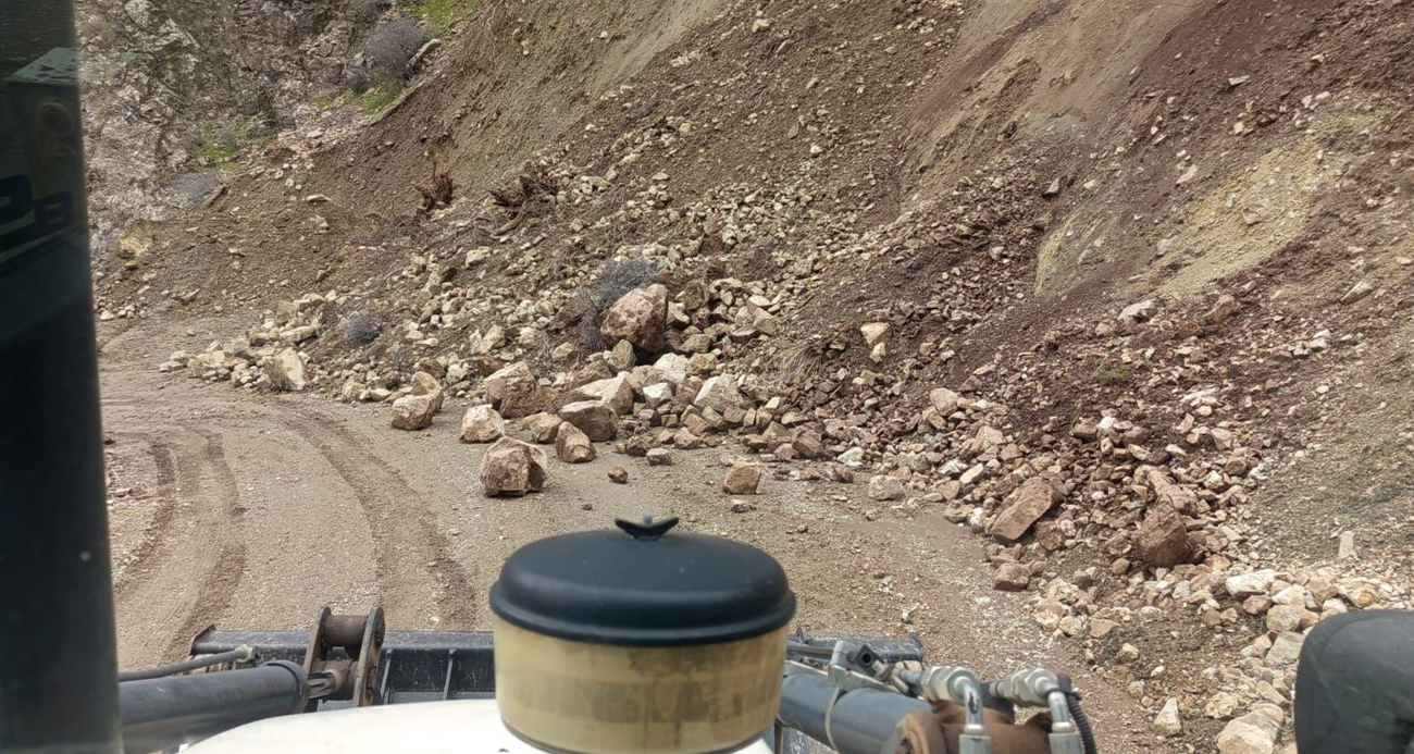 Siirt’te kar ve heyelan ulaşımı aksattı. Mahsur kalan vatandaşlar kurtarıldı