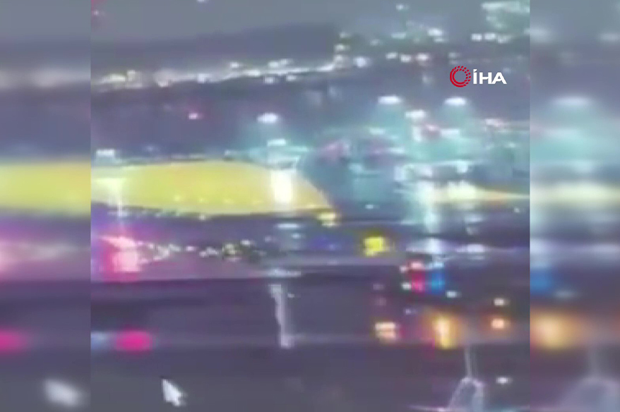 ABD’de yolcu uçağının iniş sırasında hizmet aracına çarptığı anın görüntüleri ortaya çıktı