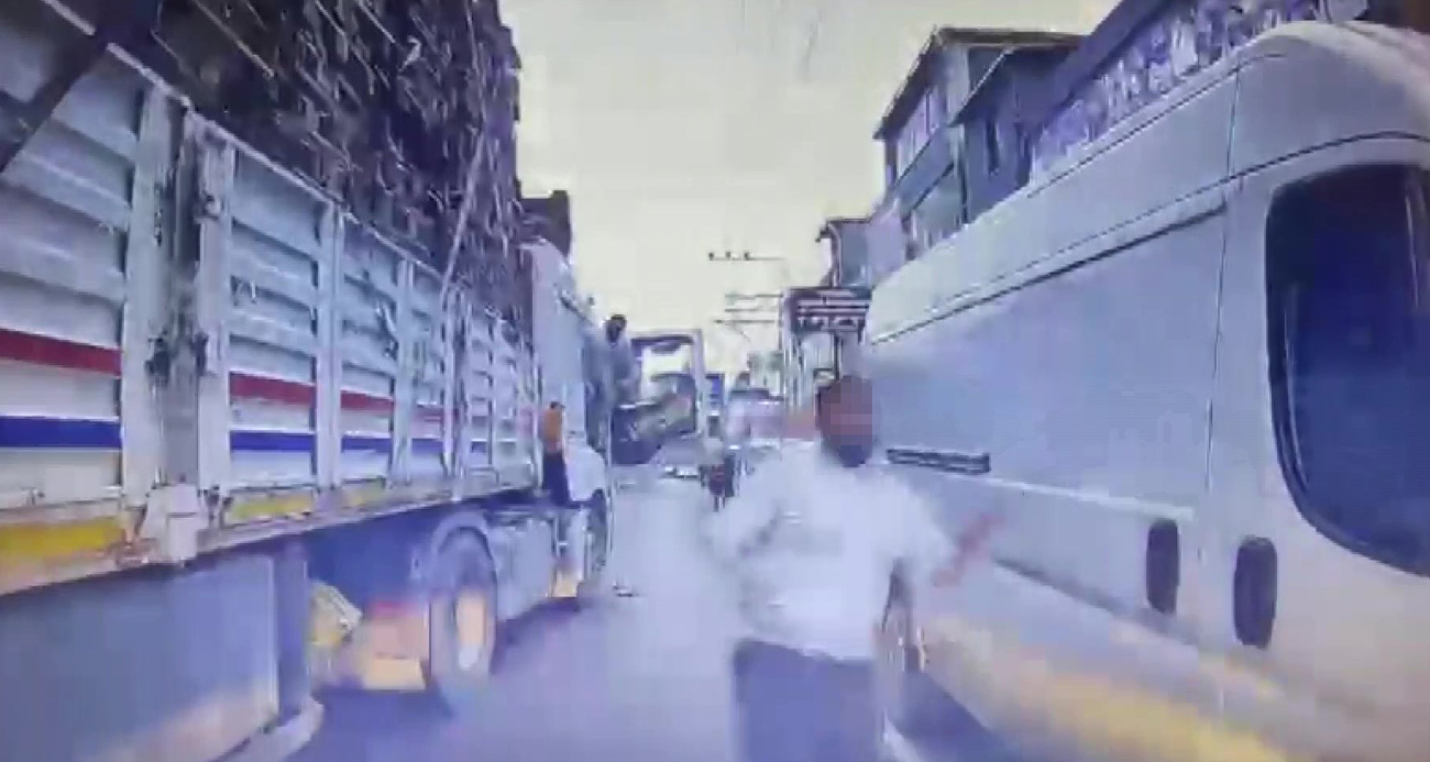 Adana’da trafikte çıkan tartışmada tırda bulunan yolcu, otomobil sürücüsünün önünü kesip bıçakla saldırarak, araca zarar verdi. Yaşananlar araç kamerasına yansıdı.
