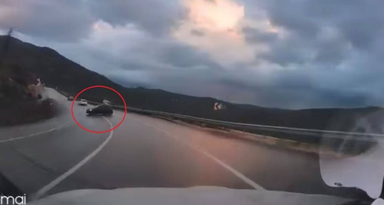Kayganlaşan yolda kontrolden çıktı, faciadan dönülen o anlar araç kamerasına yansıdı