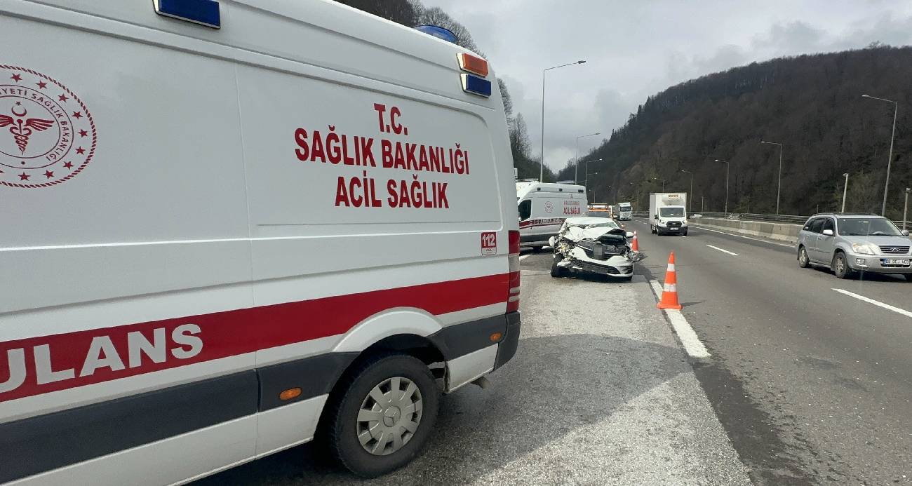 Bolu Dağı Tüneli’nde otomobille kamyonet çarpıştı: 2’si çocuk 4 yaralı