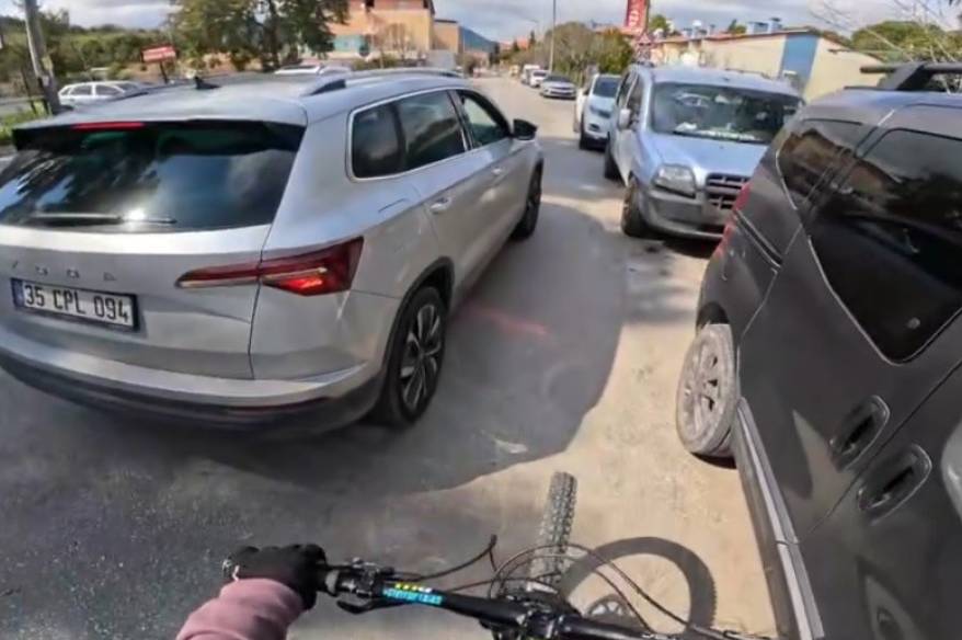 Bisikletli genci sıkıştırıp aracından indi: Pahalıya patladı!