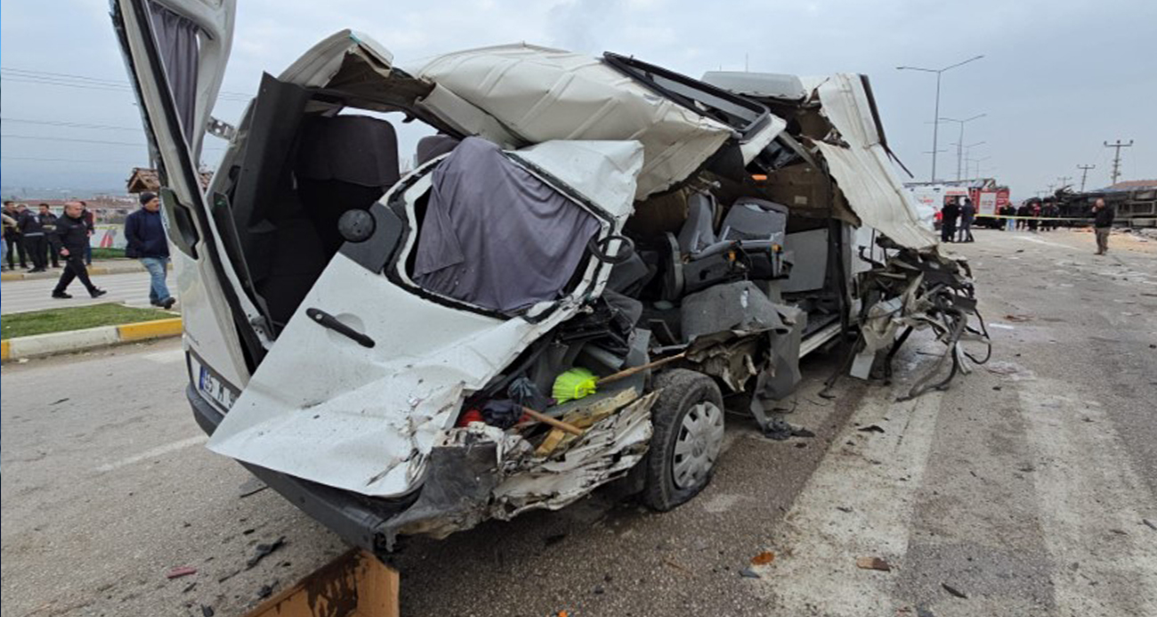 Samsun'un Vezirköprü ilçesinde sabah saatlerinde meydana gelen zincirleme trafik kazasında ilk belirlemelere göre 18 kişi yaralandı. Kazada öğrenci servisi de yer aldı.