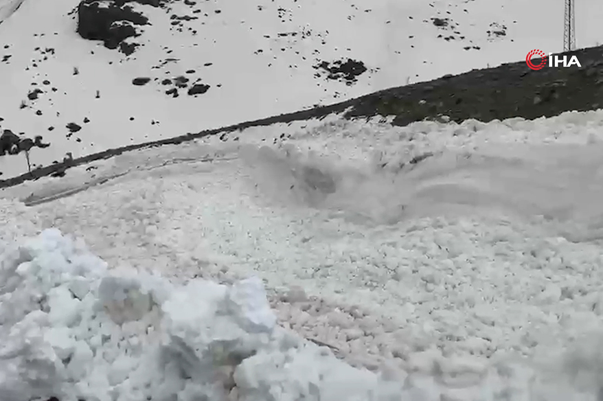 Hakkari’de düşen çığ görüntülendi