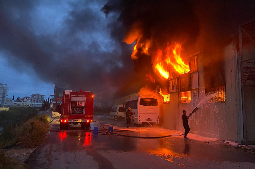 Antalya’da inşaat malzemeleri deposunda yangın