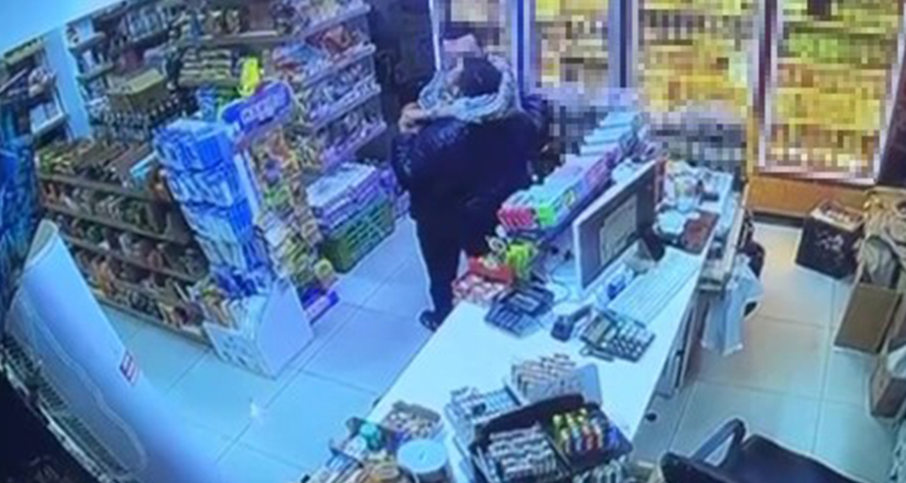 Antalya’nın Manavgat ilçesinde markete gelen müşteriyle işletme sahibinin oğlu arasında çıkan tartışmanın ardından 19 yaşındaki gencin hayatını kaybettiği olayın güvenlik kamerası kayıtları ortaya çıktı.