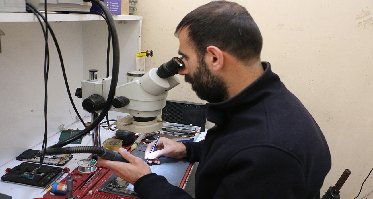 Diyarbakır’da telefon tamiratı yapan esnaf Ahmet Gök, cep telefonu arızaların büyük kısmının yanlış şarj aletlerinden kaynaklandığını söyledi.