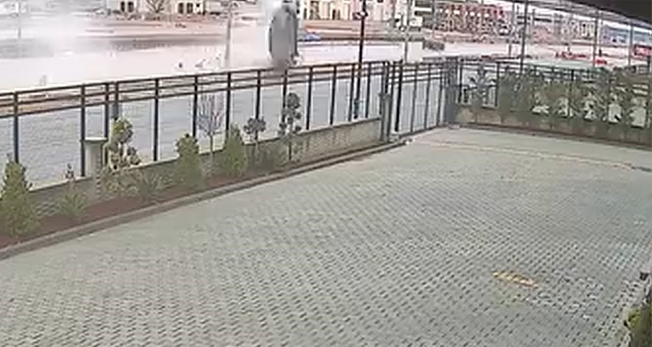 Hızla su birikintisine giren otomobil takla attı