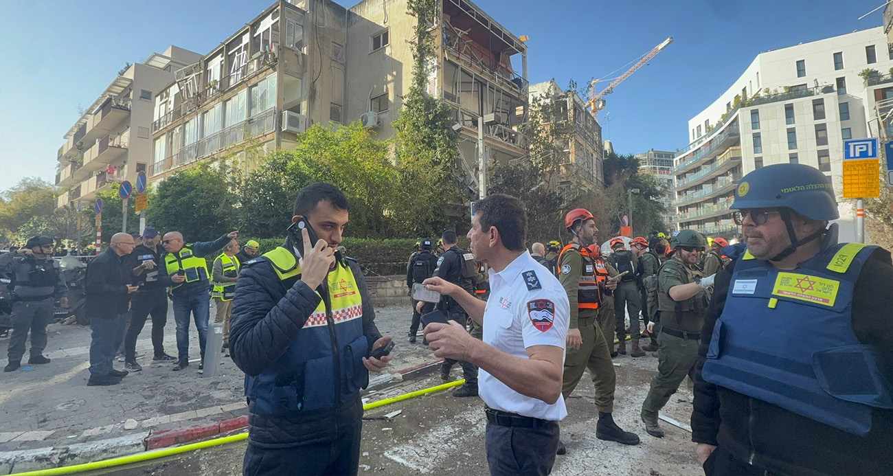 İran güçlerinin İsrail’in başkenti Tel Aviv’e düzenlediği saldırılarda 6 kişi yaralanırken, çok sayıda araç ve bina hasar gördü.