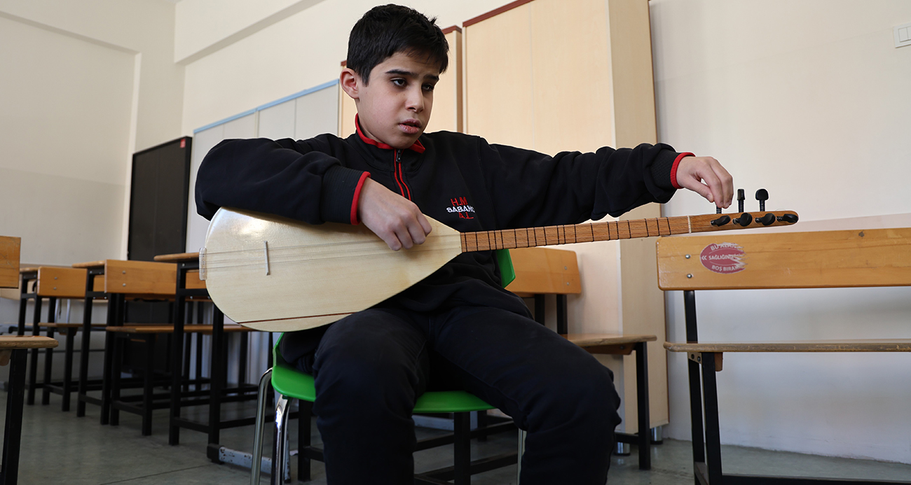 Gözleri görmeden hissederek çalıyor