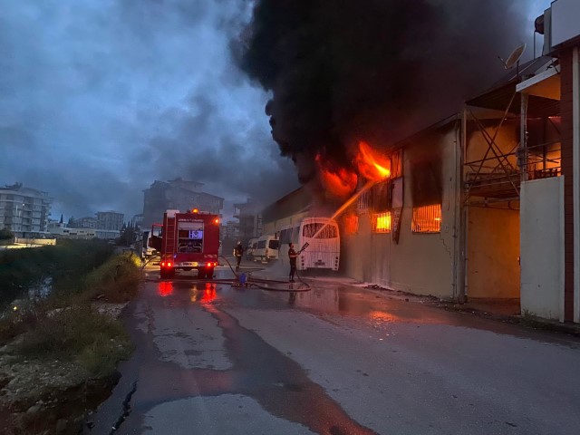 Antalya’da inşaat malzemeleri deposunda yangın