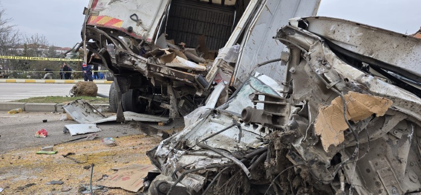 Freni patlayan tır dehşet saçtı: Öğrenci servisi dahil 7 araç birbirine girdi, 18 yaralı