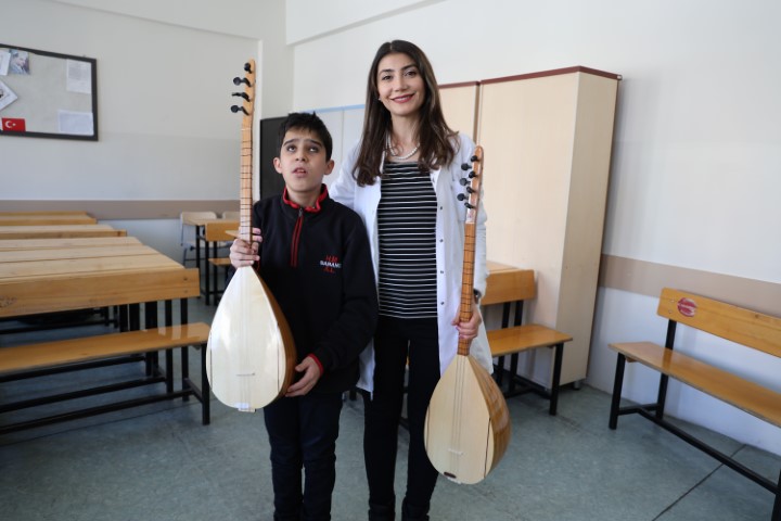 Gözleri görmeden hissederek çalıyor