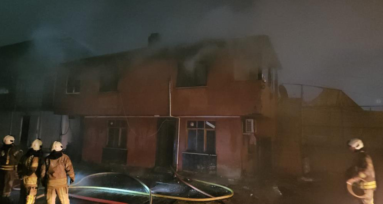 Sultangazi'de trafoda başlayan yangın, yanındaki kömür deposuna sıçradı. Büyüyen yangın itfaiye ekiplerince söndürüldü.