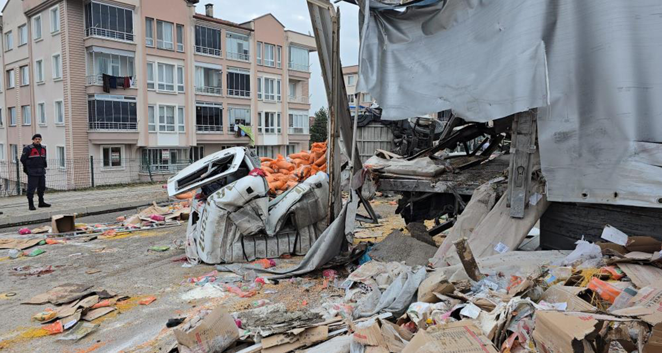 Samsun'un Vezirköprü ilçesinde freni patların tırın 1’i öğrenci servisi 6 araca çarptığı ve bazı araçların kağıt gibi katlandığı kazada 10’u öğrenci 18 kişi yaralandı.