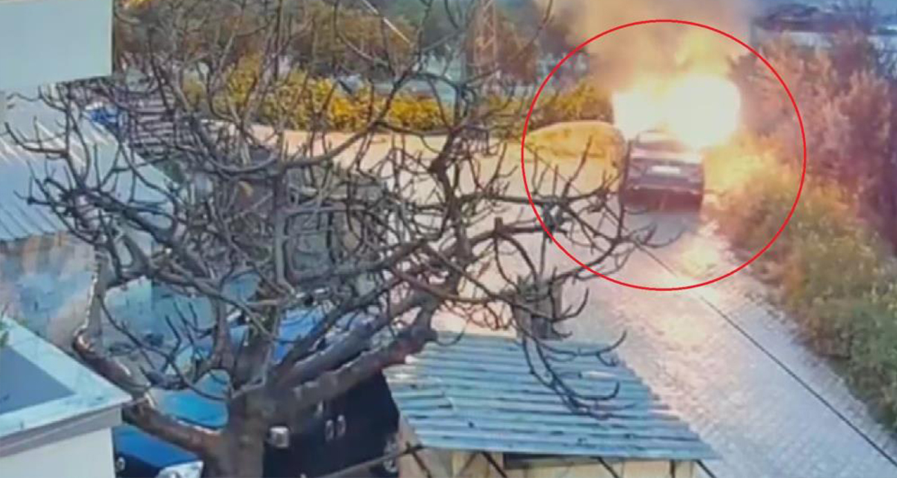 Park halindeki otomobili benzin döküp kundaklamak isterken kendini yaktı