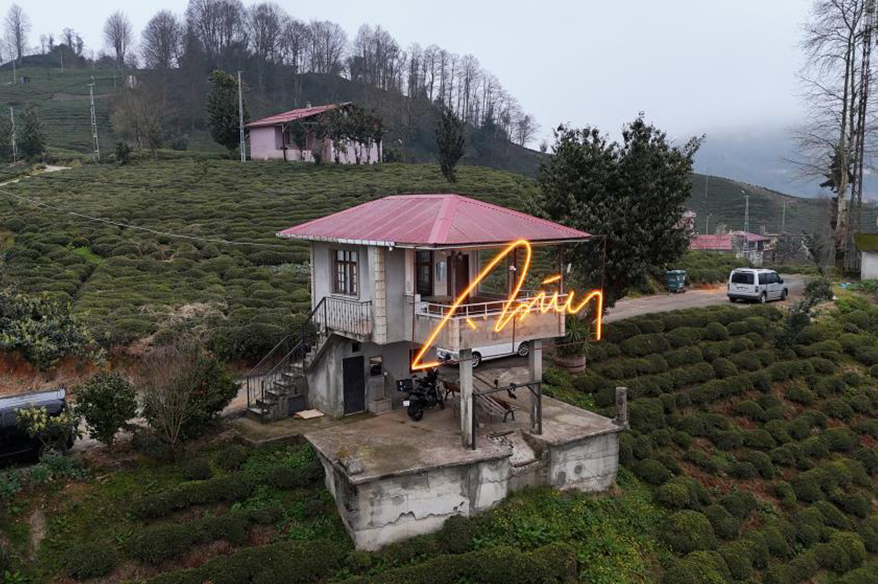 Cumhurbaşkanı Erdoğan’a baba ocağında led imza sürprizi yapılmış