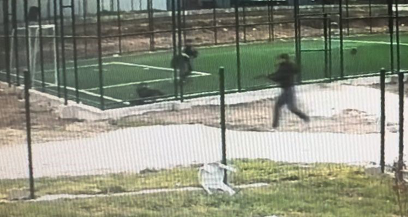  Edirne'de 17 yaşındaki bir çocuğun, husumetlisi olduğu yaşıtını parkta pompalı tüfekle vurduğu dehşet anları güvenlik kamerasına yansıdı.