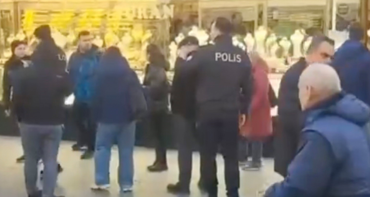 Çanakkale’de müşterilerinden kâr vaadiyle aldığı altın-paraları geri ödeyemeyen kuyumcunun dolandırıcılık olayının ardından işletmede yapılan incelemede, sahte altınlar ortaya çıktı. Mağdurların vekili Avukat Alper Yavuz Ajlan, "En vahim olanı, dükkanda hatırı sayılır altın bulunmasıdır. Bu durum dürüst bir ticari faaliyeti değil, halkın güvenini suistimal ederek sahte ürünlerle kurulan sistematik bir dolandırıcılık düzeneğini açıkça ispatlamaktadır. Şu an itibarıyla dosyada şikayetçi olan mağdur sayısı 143’e ulaşmıştır" dedi.