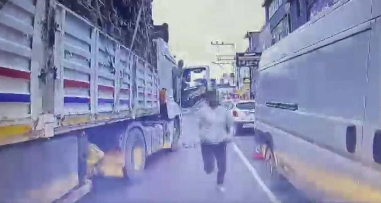 Adana’da trafikte önünü kestikleri otomobilin sürücüsüne dehşet dolu dakikalar yaşatan tır şoförü baba ve oğlu çıkarıldıkları mahkemece tutuklandı. Bıçağı çeken kişinin, "El kol hareketi yaptı, sinirle indim", tır sürücüsünün ise "Hiçbir suçlamayı kabul etmiyorum" dediği öğrenildi. Baba ve oğluna 363 bin TL para cezası uygulanmıştı.