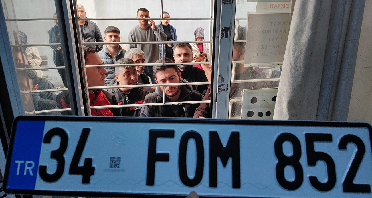 Adana Şoförler ve Otomobilciler Esnaf Odası Başkanı Tahir Alpaslan, "Vatandaş eski plakasını da değiştirmek istiyor. Oysa buna gerek yok. Şoförler odasında bastırılmış plakalarda sorun yok. Karekod ve dalgalanma bizim plakalarımızda mevcut. APP plakalarda bu özellikler olmaz" dedi.