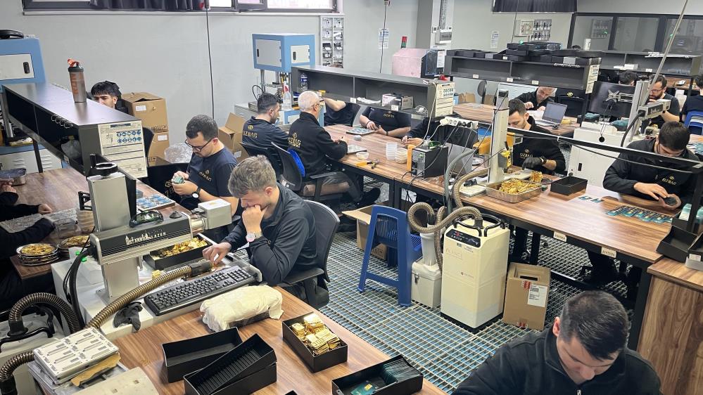 Talebe yetişmek için gece gündüz böyle altın üretiyorlar