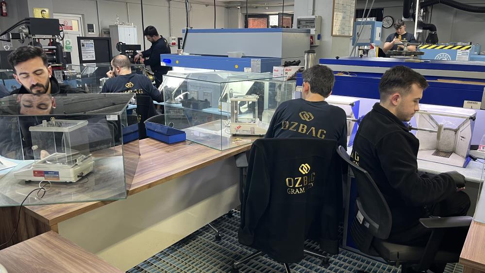 Talebe yetişmek için gece gündüz böyle altın üretiyorlar