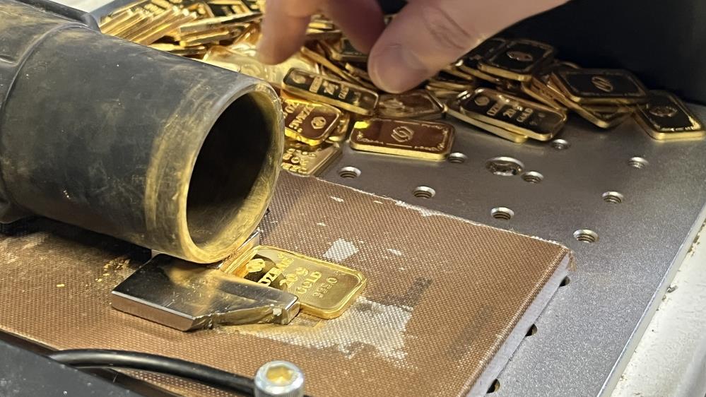 Talebe yetişmek için gece gündüz böyle altın üretiyorlar