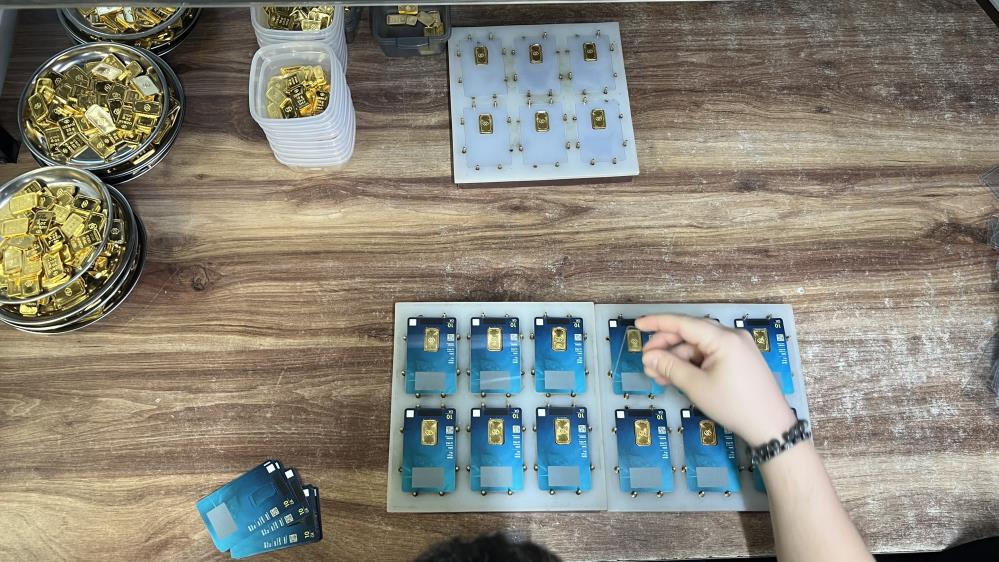 Talebe yetişmek için gece gündüz böyle altın üretiyorlar